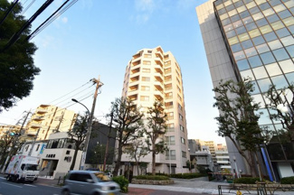【外観】 | 総戸数３５戸、１９９９年６月築、管理人は日勤勤務につき管理体制良好です♪