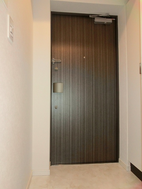 エスタート三ノ輪の設備|人感センサー付き玄関ライト