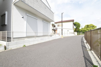 【前面道路含む現地写真】 | 現地見学や資料請求などお気軽にお問合わせ下さい。
周辺環境とあわせて現地ご案内致します。