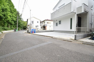 【前面道路含む現地写真】 | 北側約4.55ｍ公道　車通りは少なく小さなお子様にも安心の立地です。