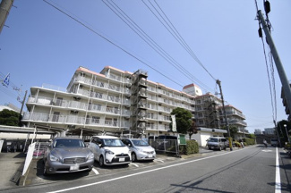 【外観】 | 総戸数６６戸、昭和５６年９月築、管理人は日勤勤務につき管理体制良好です♪