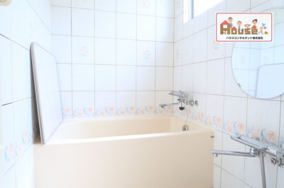 【浴室】 | 東灘区森北町5丁目　中古戸建 | 光が差し込む明るいバスルーム。換気ができ、カビ対策にもなりますね