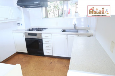 【キッチン】 | 東灘区森北町5丁目　中古戸建 | 広めの調理スペースは、女性に嬉しいポイントです♪