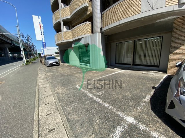 イムプレス博多の駐車場