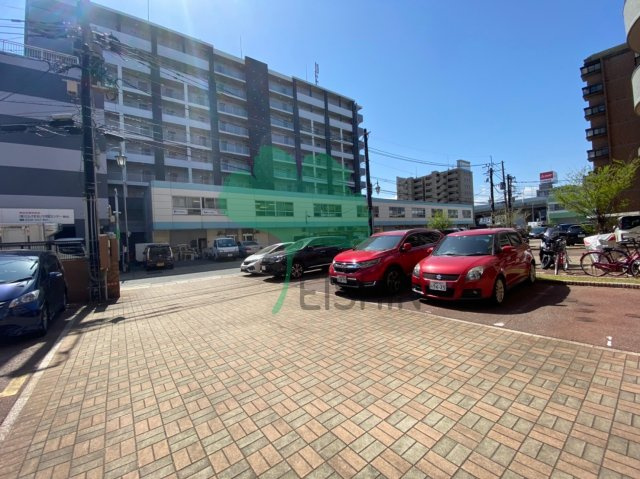 ウイングコートE館の駐車場