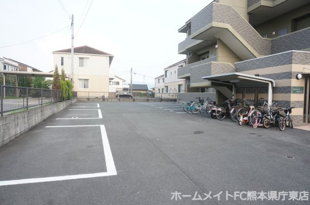 上益城郡益城町大字広崎の賃貸マンションの駐車場