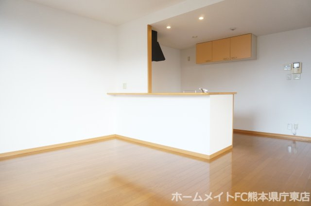 上益城郡益城町大字広崎の賃貸マンションの居間・リビング