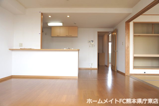 上益城郡益城町大字広崎の賃貸マンションの居間・リビング