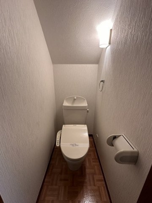 【トイレ】 | ブランシェⅡ | トイレは温水洗浄便座付き♪人気のトイレ・バストイレ別です！横にはタオルを掛けられるハンガーもあります♪