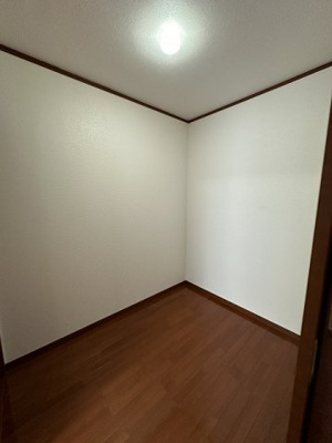 【収納】 | ブランシェⅡ | 2階・2.5帖の納戸です☆荷物がたっぷり収納出来てお部屋が片付きます☆廊下と洋室6帖のお部屋から出入り出来て便利ですね♪