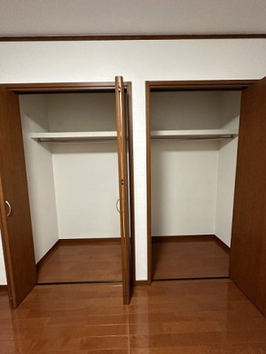【収納】 | ブランシェⅡ | 洋室6帖のお部屋にあるクローゼットです！2ヶ所あるのが便利ですよね！お気に入りのお洋服もすっきり収納できます♪