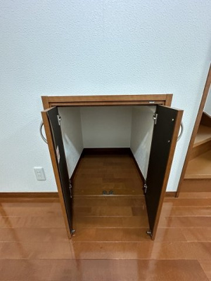 【収納】 | ブランシェⅡ | リビングダイニングキッチンにある階段下収納ですお掃除用品などもすっきり収納できて便利！