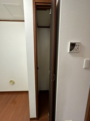 【収納】 | ブランシェⅡ | リビングダイニングキッチンにある収納スペースです！高さがある収納スペースでかさ張るお荷物もすっきり！