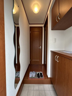 【玄関】 | ブランシェⅡ | 玄関には上下タイプのシューズボックス付き！間のスペースは飾り棚や小物置き場として活用できます♪全身ミラーもあるのでお出かけの時の身だしなみ確認もばっちり！