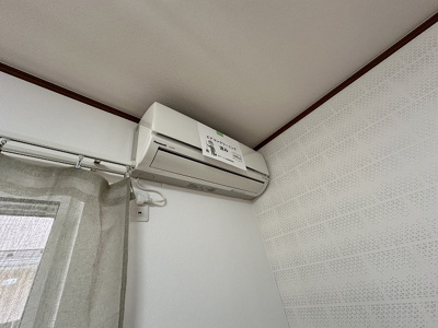 【設備】 | ブランシェⅡ | リビングダイニングキッチンにあるエアコンです！ムシ暑い夏も肌寒い冬も快適に過ごせますね♪