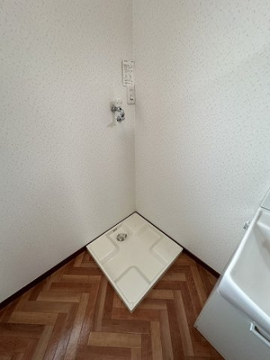 【設備】 | ブランシェⅡ | 洗面所内、洗髪洗面化粧台横にある室内洗濯機置き場です♪防水パンが付いているので万が一の漏水にも安心です！