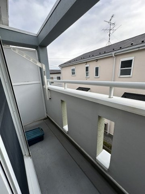 【バルコニー】 | ブランシェⅡ | バルコニーは南西向きなのでお洗濯物はお昼からでも乾きそう！1階・2階両方にバルコニーがあるのが嬉しいですよね！