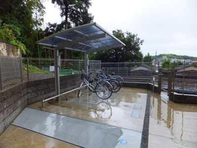 【その他共用部分】 | ブランシェⅡ | 屋根付きの駐輪場で雨が降っても大切な自転車が濡れなくてすみますね♪駅まで自転車もおすすめです！