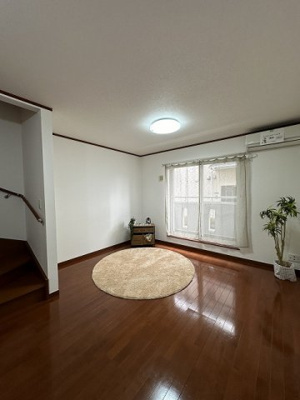 【居間・リビング】 | ブランシェⅡ | 1階・南西向きリビングダイニングキッチン14帖☆バルコニーに繋がるお部屋です♪エアコン付きで1年中快適に過ごせますね☆