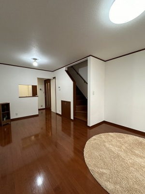 【居間・リビング】 | ブランシェⅡ | 1階・南西向きリビングダイニングキッチン14帖☆女性に人気なカウンターキッチンです！椅子とテーブルを囲んで家族団欒の時間を過ごせます♪