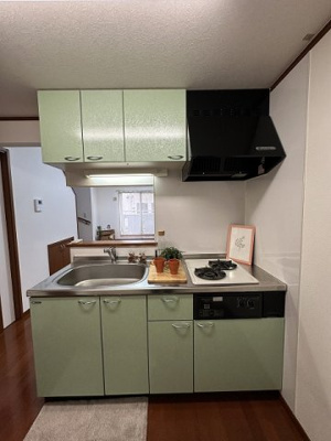 【キッチン】 | ブランシェⅡ | 2口ガスコンロ付きシステムキッチンです☆場所を取るお鍋やお皿もたっぷり収納できてお料理がはかどります！便利な床下収納も完備♪