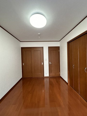 【寝室】 | ブランシェⅡ | 2階・南西向き洋室6帖☆クローゼット2ヶ所と納戸があります♪お洋服の多い方もお部屋が片付いて快適に過ごせますね♪