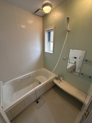 【浴室】 | ブランシェⅡ | 家族の入浴時間がずれても温められる追い焚き機能付きのバスルーム☆小窓があるので湿気がこもりにくくて良いですね☆ゆったりバスタイムでリラックス☆