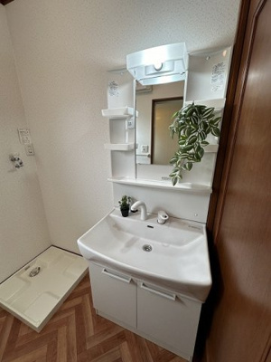 【洗面所】 | ブランシェⅡ | 洗髪洗面化粧台で忙しい朝にも寝癖の付いた頭にも優しい☆お化粧するときにも大活躍です♪洗面所にも換気のできる小窓が付いています♪