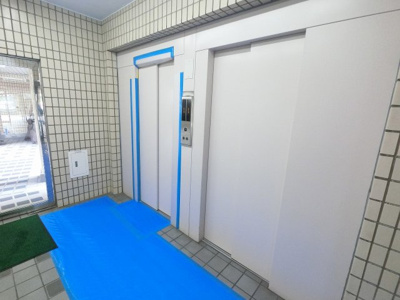 【その他共用部分】 | 鶴見グランドハイツ | お買い物時やベビーカーの出し入れに便利なエレベーター付
混雑時にも便利なエレベーター2基付です。