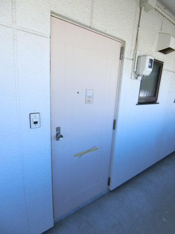 カクサンコーポの玄関