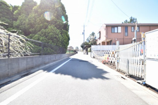 【前面道路含む現地写真】 | 現地見学や資料請求などお気軽にお問合わせ下さい
周辺環境とあわせて現地ご案内致します。
