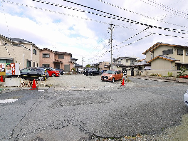 平松倉庫の駐車場