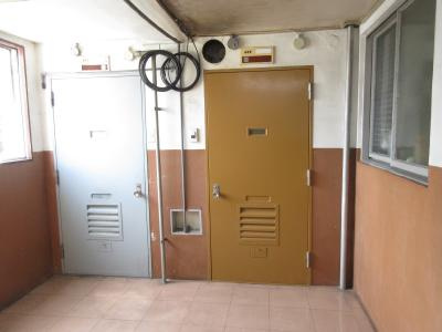 大建ビル　の外観|ドアがレトロ　各部屋によってドアの色が違います