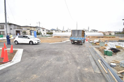 【前面道路含む現地写真】 | 調布市染地１９ー３期　１２棟 | 前面道路5ｍ