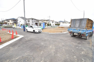 【前面道路含む現地写真】 | 調布市染地１９ー３期　１２棟 | 7号棟の前面。車庫入れがし易いです。