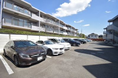 【駐車場】 | ステラガーデン武蔵小金井 | 駐車スペース前面も広いので、運転が苦手な方も楽々駐車出来ます。