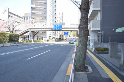 【周辺】 | シーアイマンション府中 | 京王線「府中」駅徒歩4分の立地ながら、エントランス前面の歩道が広いのでお子様の通学も安心です。