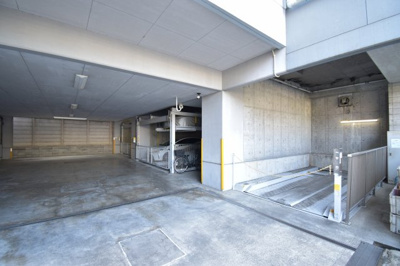 【駐車場】 | シーアイマンション府中 | ビルトインタイプの駐車場はお車を汚しません。洗車の回数も減るので大切なお車を長くお乗りいただけます。