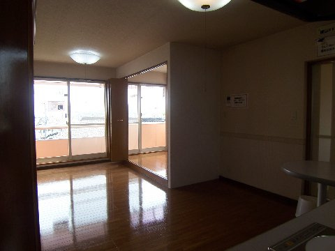 【居間・リビング】 | フレグランス徳山 | 玄関からベランダに向かって！