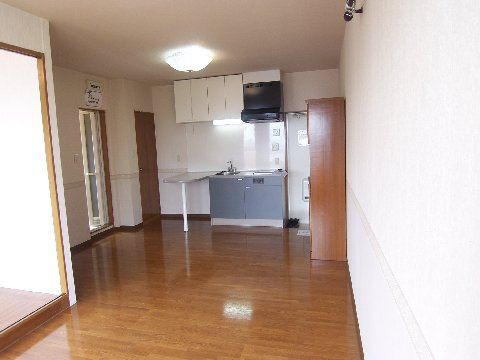 【居間・リビング】 | フレグランス徳山 | 明るくて落ち着くお部屋です。