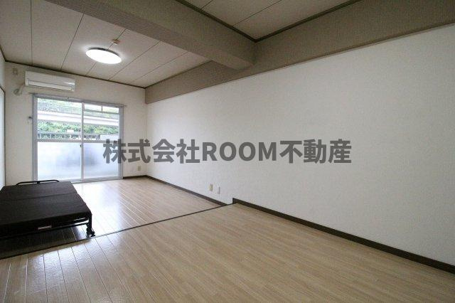 コウガマンションⅡの居間・リビング|こちらのリビングで趣味の時間をお楽しみください