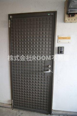 Residence上町　EASTの玄関|収納もある玄関です