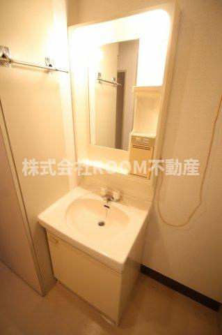 Residence上町　EASTの洗面所|明るい洗面所です