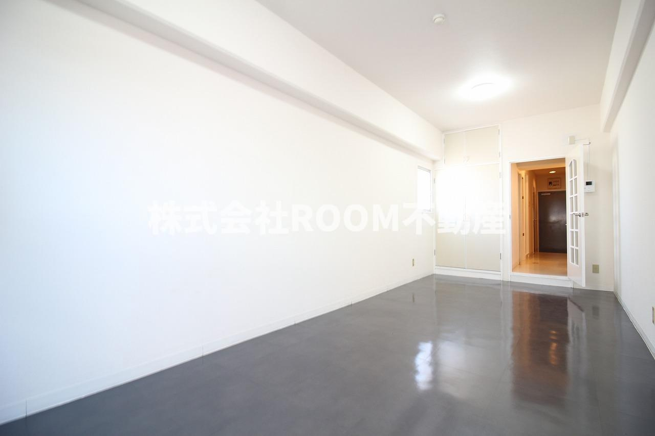 Residence上町　EASTの居間・リビング