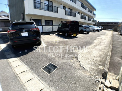 【駐車場】 | コーポリヲ | 駐車場があるので、車を買う予定の方も安心です