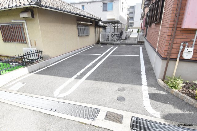 サニーレジデンス西三国G　仲介手数料無料の駐車場