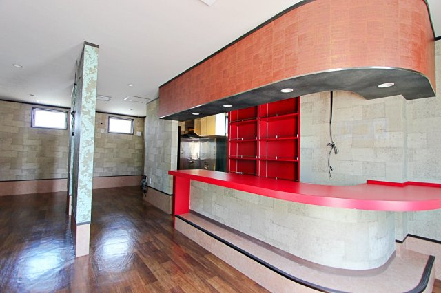 エスポワールシュドの内装|カウンターと収納棚