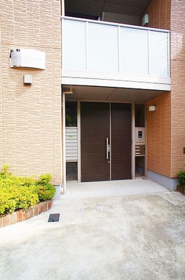 【エントランス】 | OHANA・Maison・蓮見【SHM】 | 共用エントランスは不審者の侵入を未然に防ぐオートロック付き！