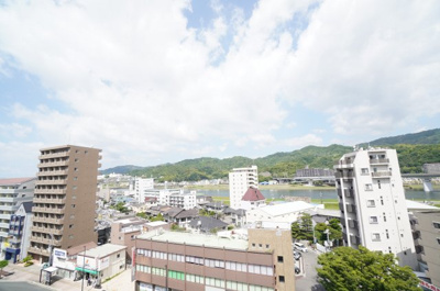 【展望】 | 明貴マンション | 【四季を感じる】
四季の移ろい・爽やかな青空や風を感じられ
自然を愉しめるパノラマビュー。
毎日の暮らしに余裕を感じさせてくれる、
遮る物の無い開放的な眺望を是非、ご堪能ください。