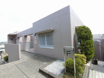 【外観】 | コスモ井土ケ谷グランヒルズ四号棟 | 総戸数７８戸、平成３年３月築、管理人は日勤勤務につき管理体制良好です♪